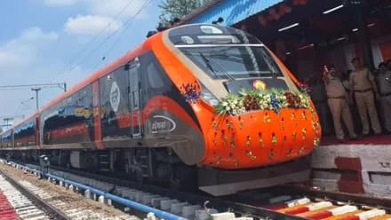 वंदे भारत एक्सप्रेस के यात्रियों ने छठ गीतों का लिया आनंद, भक्तिमय हुआ माहौल 