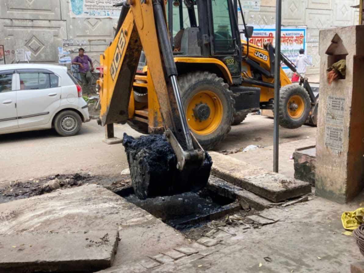 बारिश से जाम नालों की सफाई राजातालाब में शुरू