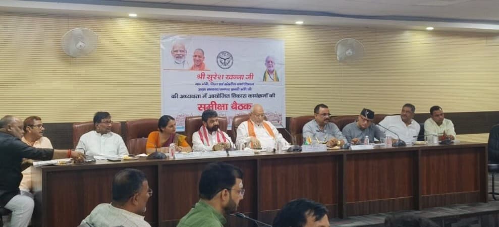 सभी विभागों की संचालित योजनाओं की जानकारी जनप्रतिनिधियों को जरूर दें: प्रभारी मंत्री