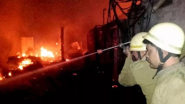 गैस सिलेंडर फटने से कई लोग झुलसे, हालत गंभीर 