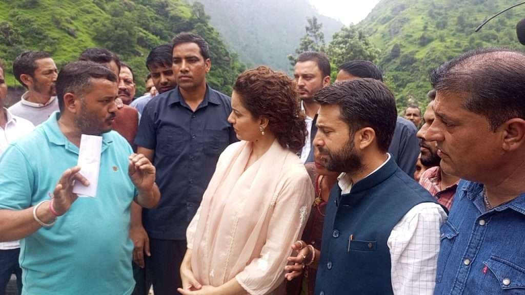 मनाली वालों ने लगाए नारे, कंगना रनौत वापस जाओ