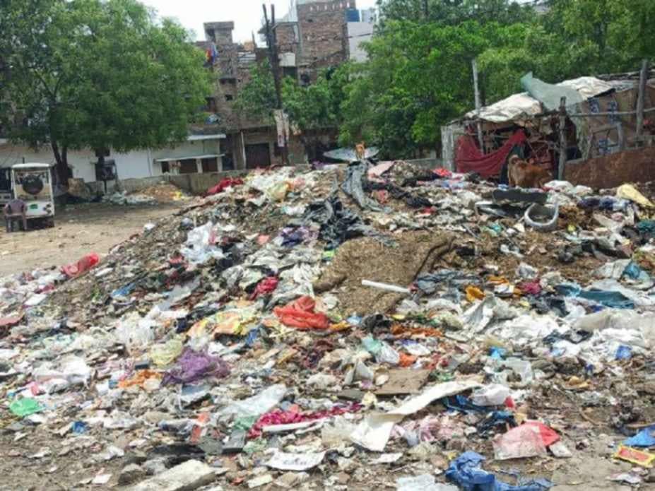 कूड़ों के ढेर से सोनिया रोड बदनाम, दुर्गंध ने बिगाड़ा कारोबार