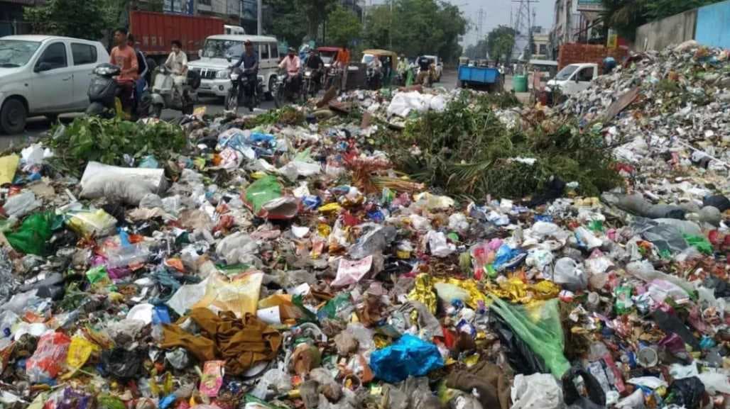 नगर में कूड़े का ढेर, दुर्गंध और गंदगी से परेशान लोग
