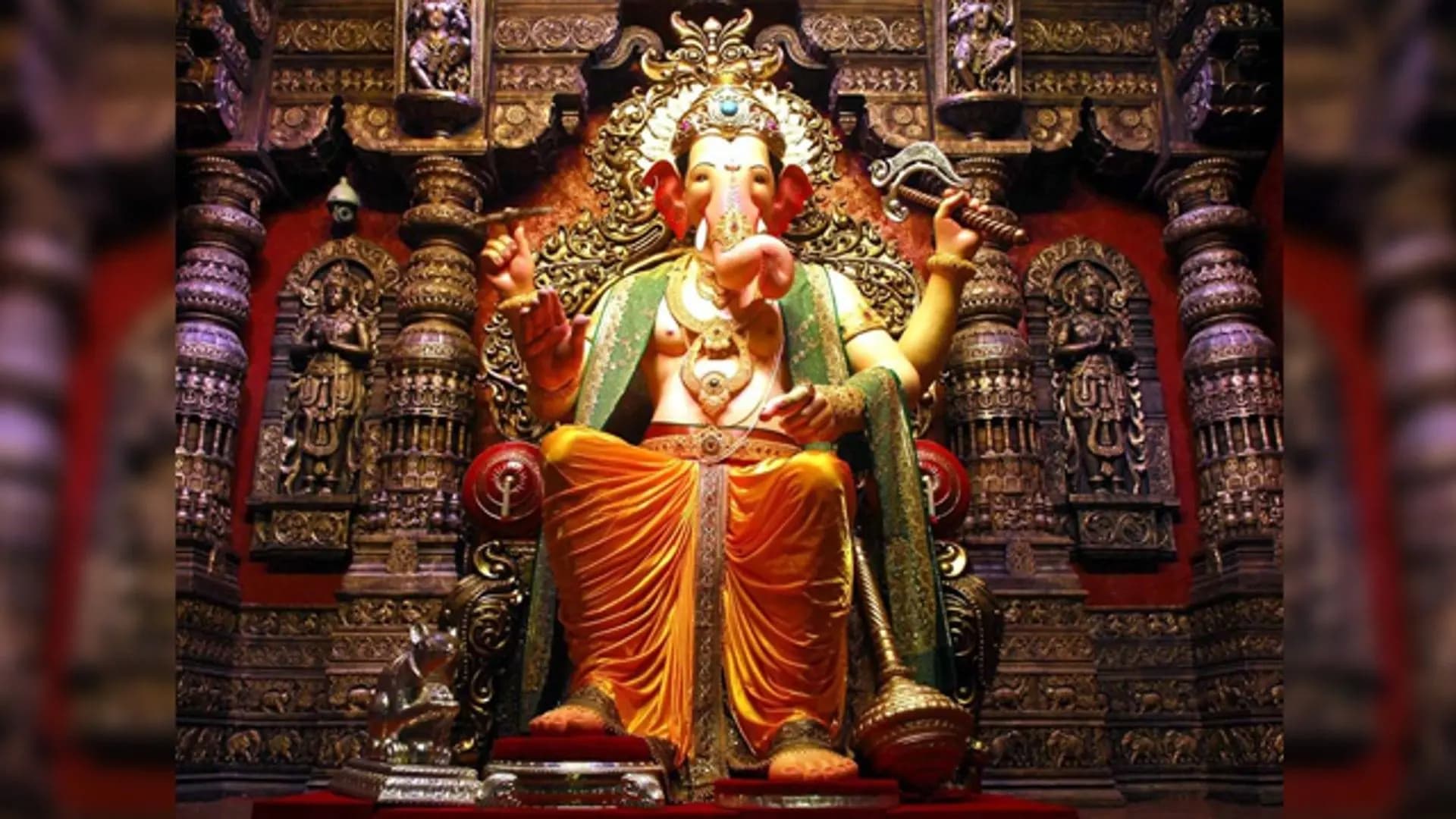 लालबाग के राजा को अर्पित हुआ काशी विश्वनाथ का आशीर्वाद