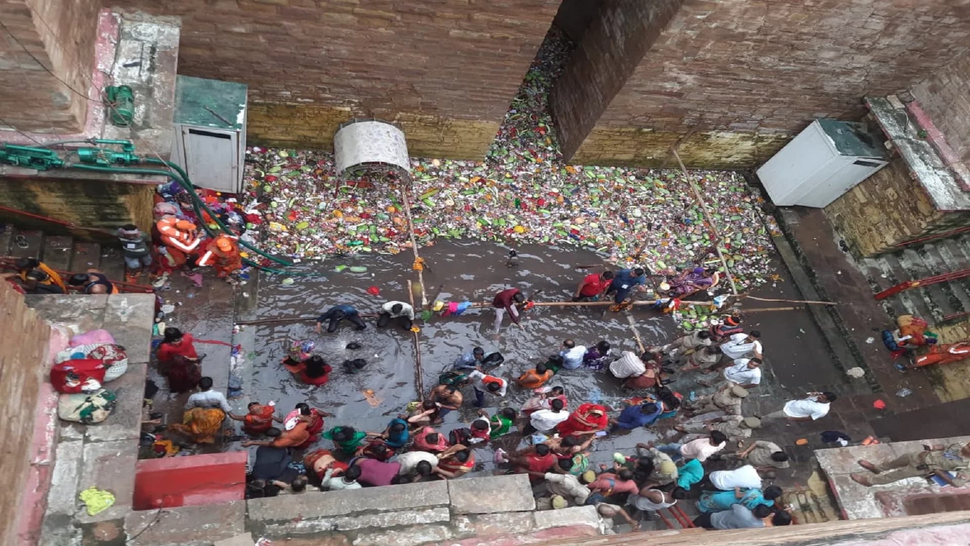 लोलार्क कुंड  स्नान के लिए उमड़ी भीड़, देखे भव्य  तस्वीरें 
