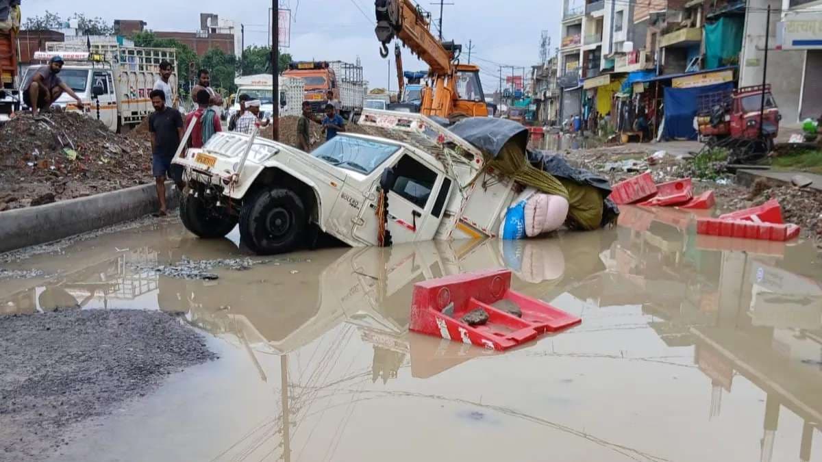 बरसात ने फिर खोली सड़कों की पोल, महेशपुर में धंसी सड़क से बड़ा हादसा टला

