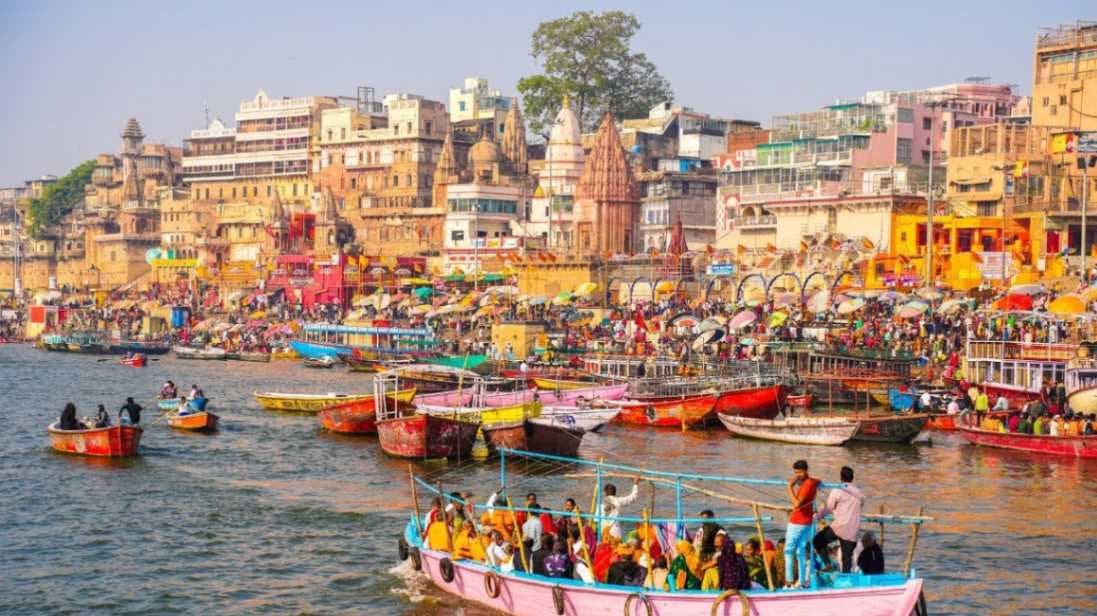 गंगा नदी में चल रही नाव में लगी आग, बड़ा हादसा टला