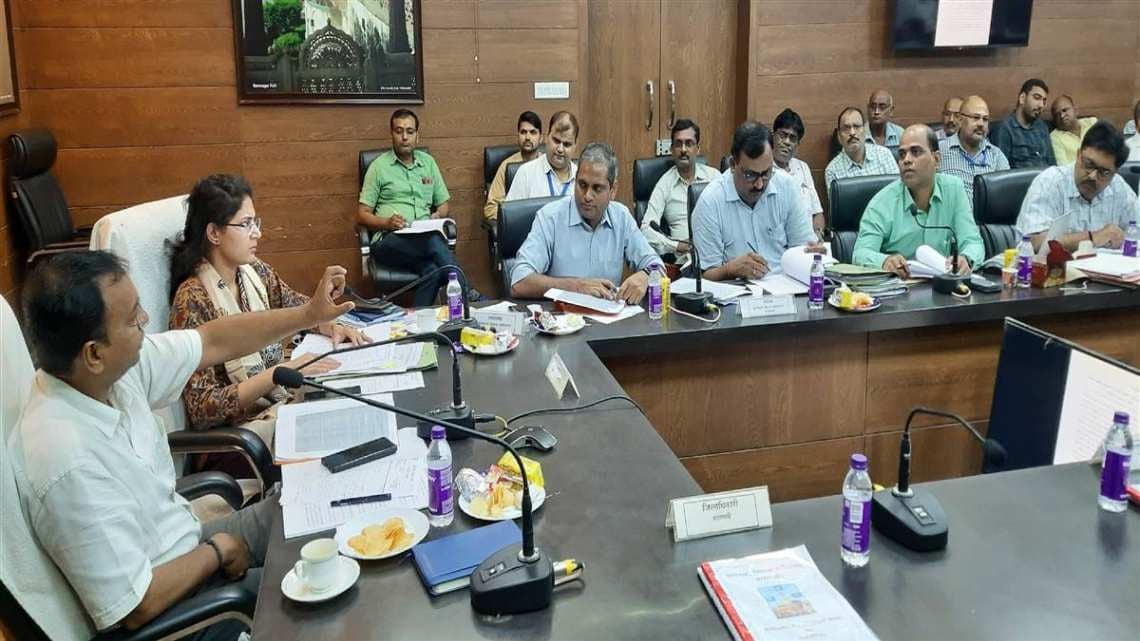 वाराणसी विकास प्राधिकरण की बैठक में जोन-5 पर कार्रवाई, वेतन रोकने के निर्देश