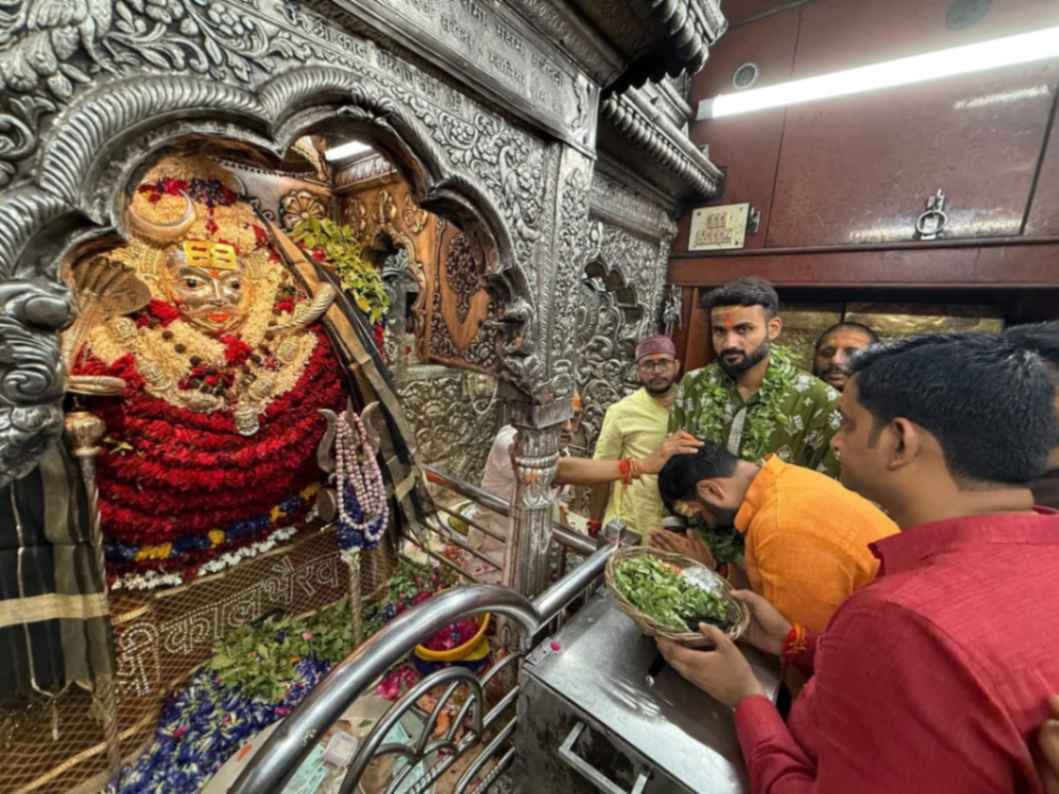 इंग्लैंड दौरे के बाद आकाशदीप पहुंचे वाराणसी, मंदिरों में टेका मत्था
