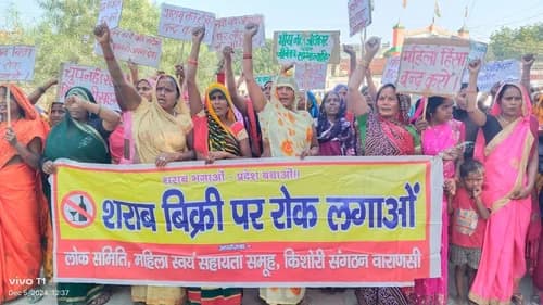 महिलाओं ने जमकर किया विरोध, बंद कराई शराब की खुली दुकान 
