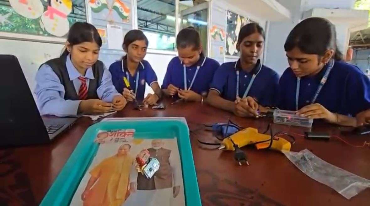 वाराणसी की छात्राओं की अनोखी पहल – महिलाओं की सुरक्षा के लिए बनाई "मोदी रिंग", अब "योगी रिंग" की तैयारी
