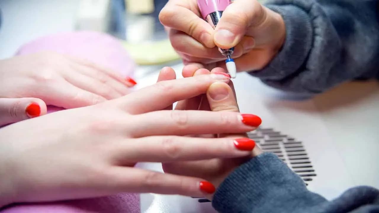 नर्सिंग स्टाफ के लिए नेल पॉलिश बना दुश्मन, KGMU ने कही ये बात