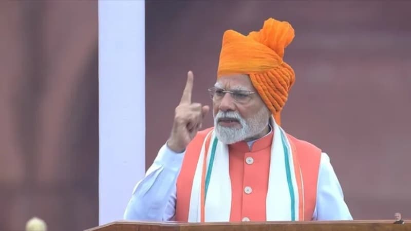 लाल किले से पीएम मोदी ने फहराया तिरंगा झड़ा, देश को किया संबोधित