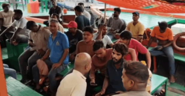 मांझी समाज का आक्रोश, नावों पर काली पट्टी बांधकर जताया विरोध 