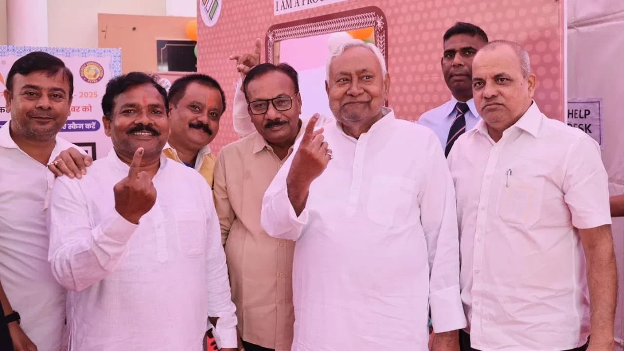 बिहार विधानसभा चुनाव: CM नीतीश संग कई नेताओं ने किया मतदान, बोले- खूब वोट करें