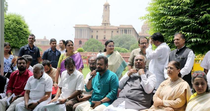 उपराष्ट्रपति चुनाव पर टिकी विपक्षियों की नजर, इन दलों से खरगे ने की चर्चा 

