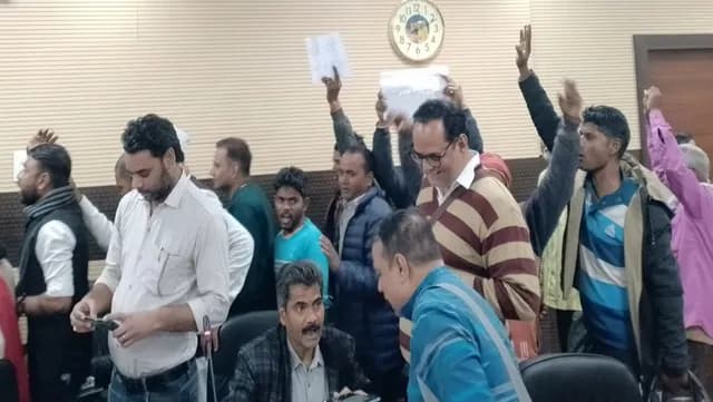 वाराणसी में केंद्रीय मंत्री कमलेश पासवान की प्रेस कांफ्रेंस में हंगामा, काशी द्वार योजना रद करने की मांग