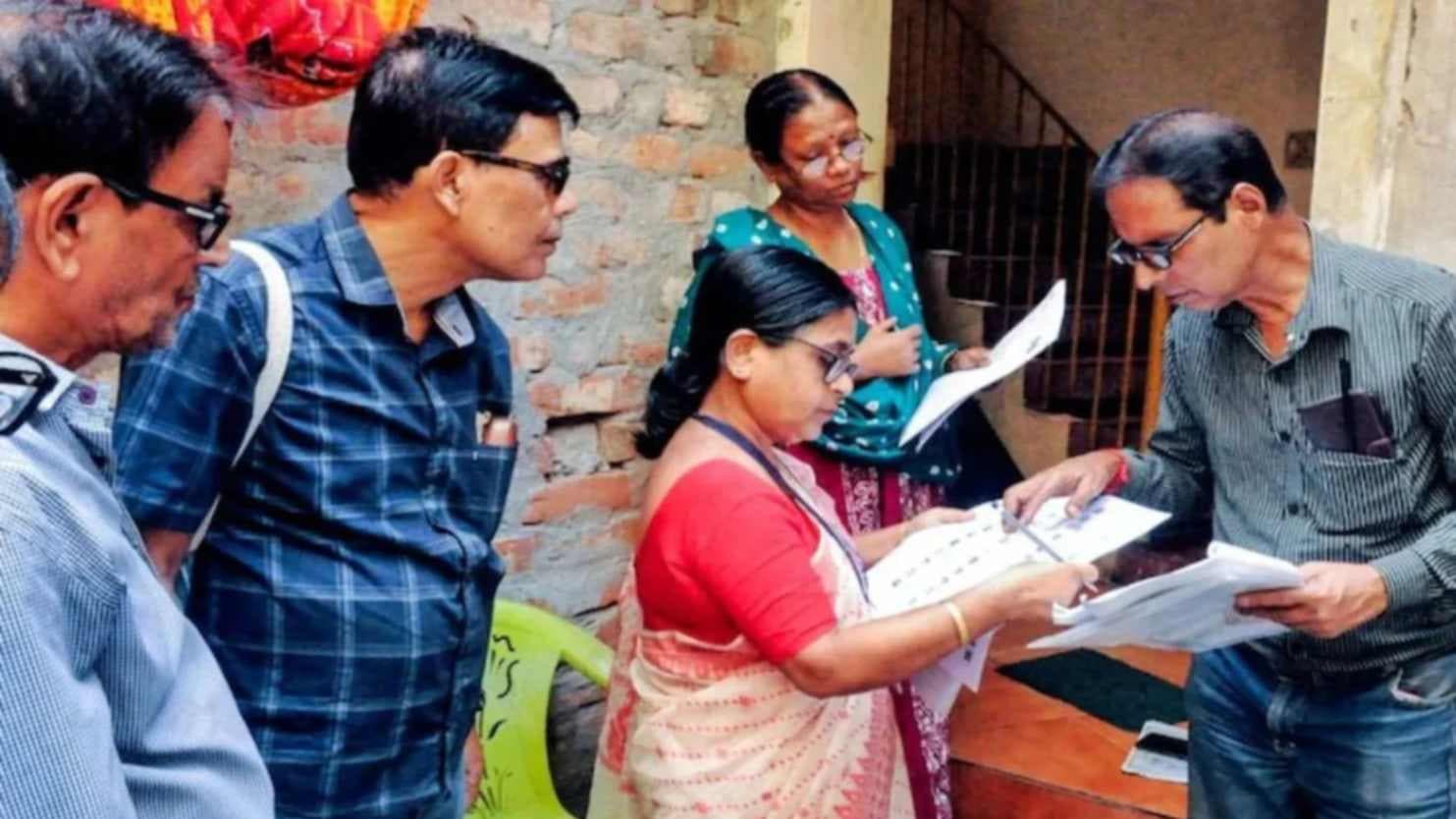 वाराणसी में एसआईआर में लापरवाही पर 20 बीएलओ को सेवा समाप्ति का नोटिस
