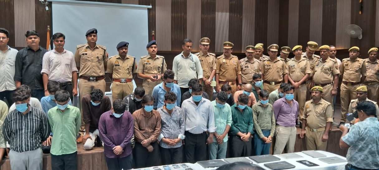 वाराणसी में हाई-टेक फर्जी कॉल सेंटर का भंडाफोड़, 26 ठग गिरफ्तार