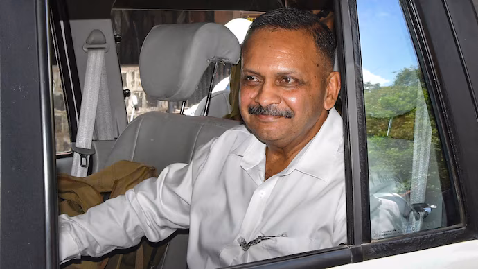 मालेगांव ब्लास्ट केस से बरी होकर काशी पहुंचे लेफ्टिनेंट कर्नल पुरोहित, बोले बाबा का आर्शीवाद
