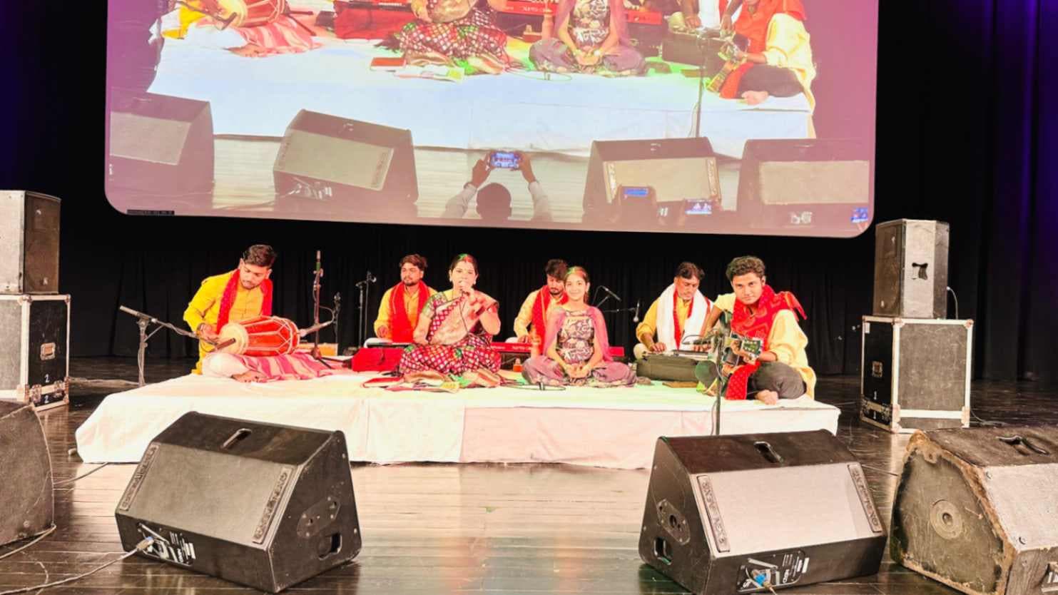 बनारस के रूद्राक्ष में गूंजी कजरी की धुन, उर्मिला श्रीवास्तव ने बांधा समां