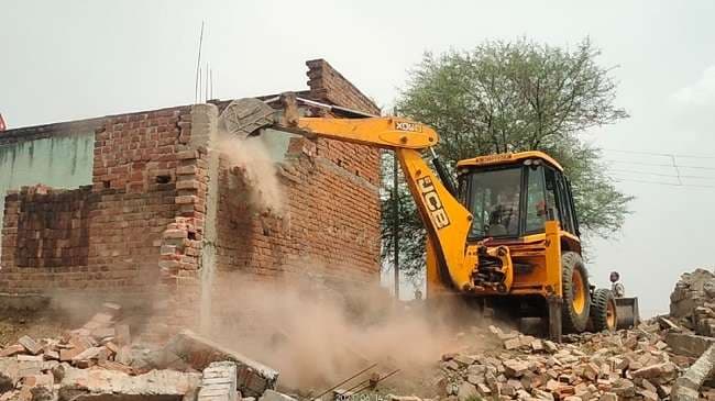 बंजर भूमि से अतिक्रमण हटाने गई टीम पर ग्रामीण हुए उग्र, प्रधान सहित छह पर केस दर्ज