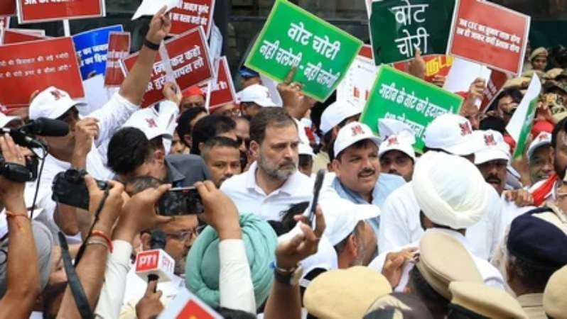 “वोट चोरी” मामले में विपक्ष ने काटा बवाल, कहा- चुनाव आयोग चोर है  
