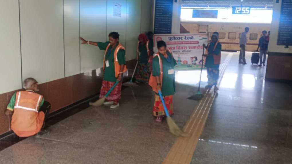 रेलवे स्टेशनों पर स्वच्छता अभियान, सफाई कर्मचारियों ने हटाया कचरा  