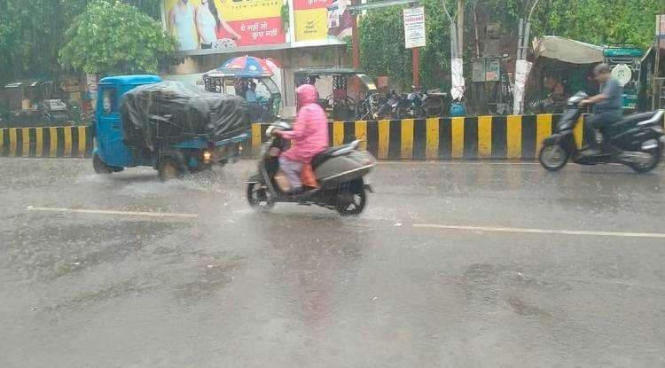 वाराणसी में बदला मौसम, बारिश ने उमस भरी गर्मी से दी राहत
