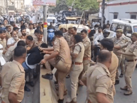 अधिवक्ता को पुलिस ने पीट किया अधमरा, बीएचयू ट्रामा सेंटर में वकीलों ने किया हंगामा