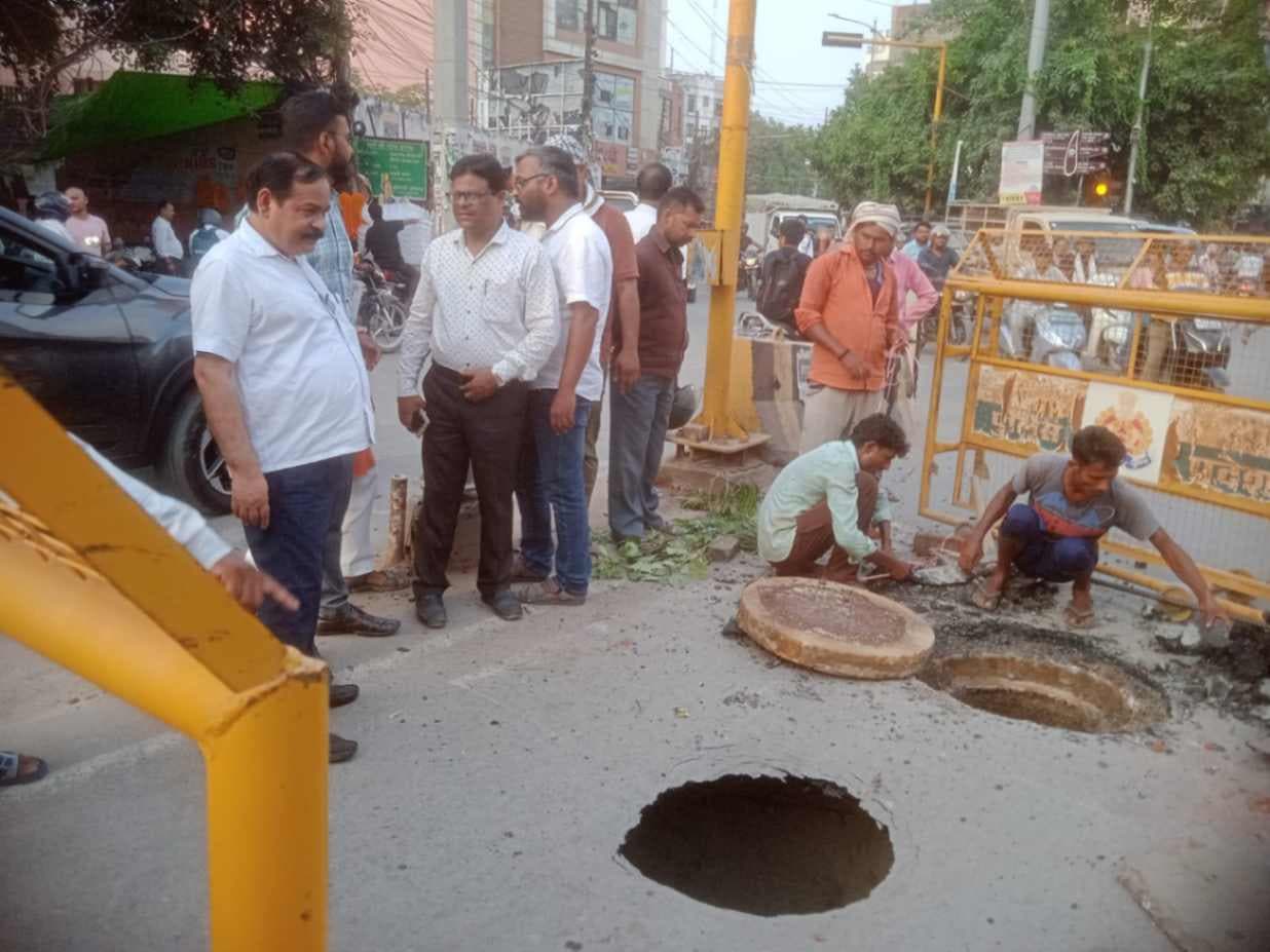 महमूरगंज में सड़क धंसी, बना गड्ढा, यातायात प्रभावित 