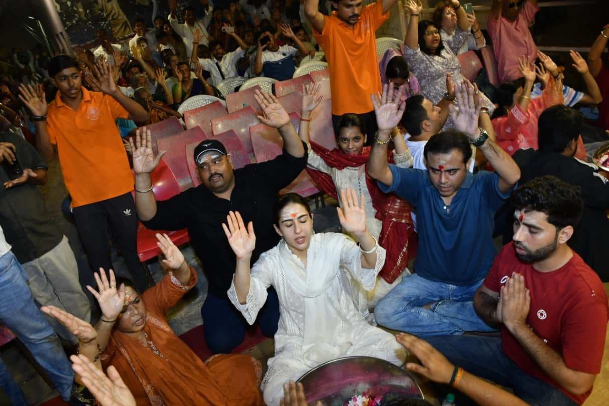 दशाश्वमेध घाट पर गंगा आरती देख मंत्र मुग्ध हुईं सारा अली खान