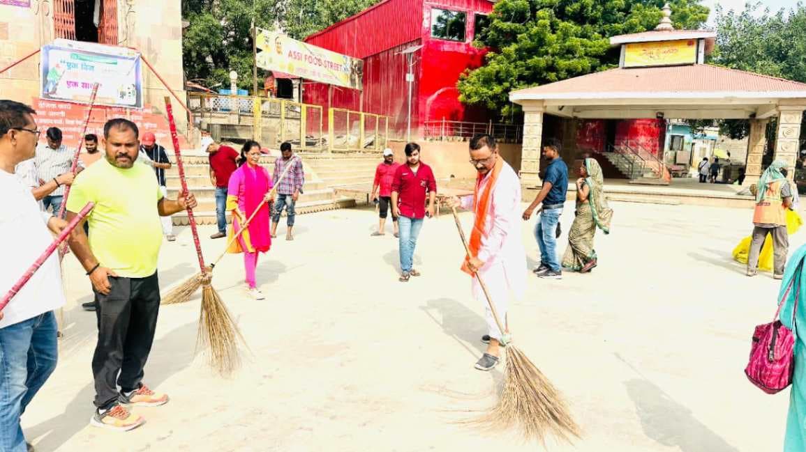 वाराणसी में 156 घंटे का महा सफाई अभियान शुरू, महापौर ने लगाई झाड़ू 
