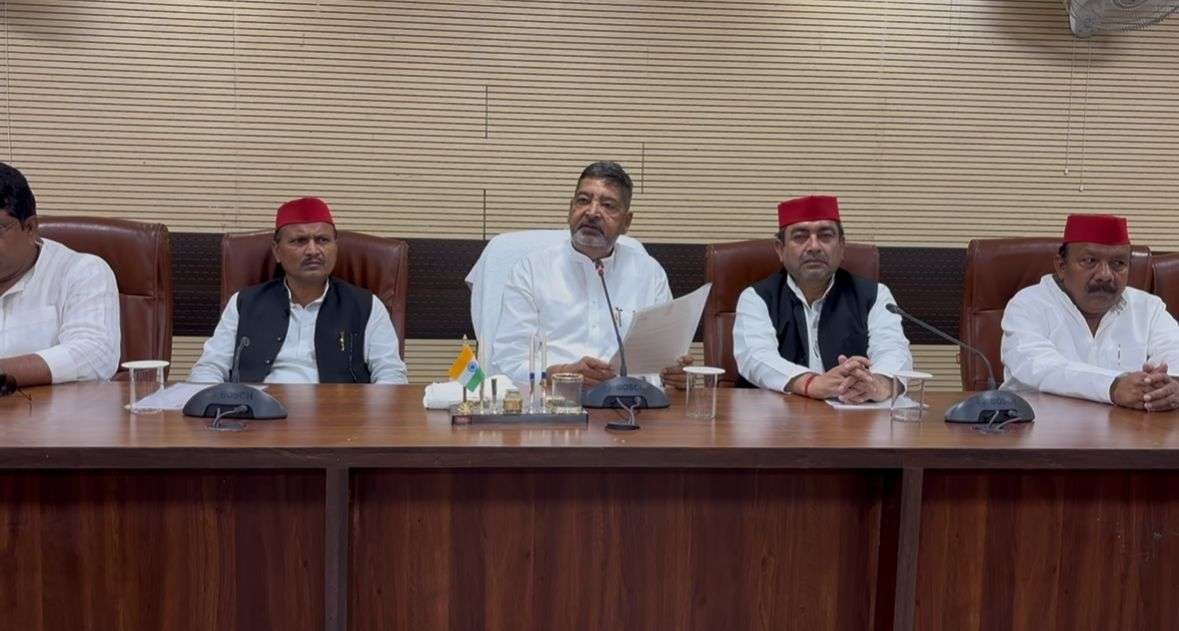 सांसद वीरेंद्र सिंह का भाजपा पर हमला, बोले – सामंतवादी सरकार की सोच , नाविकों पर हो रहा अत्याचार 
