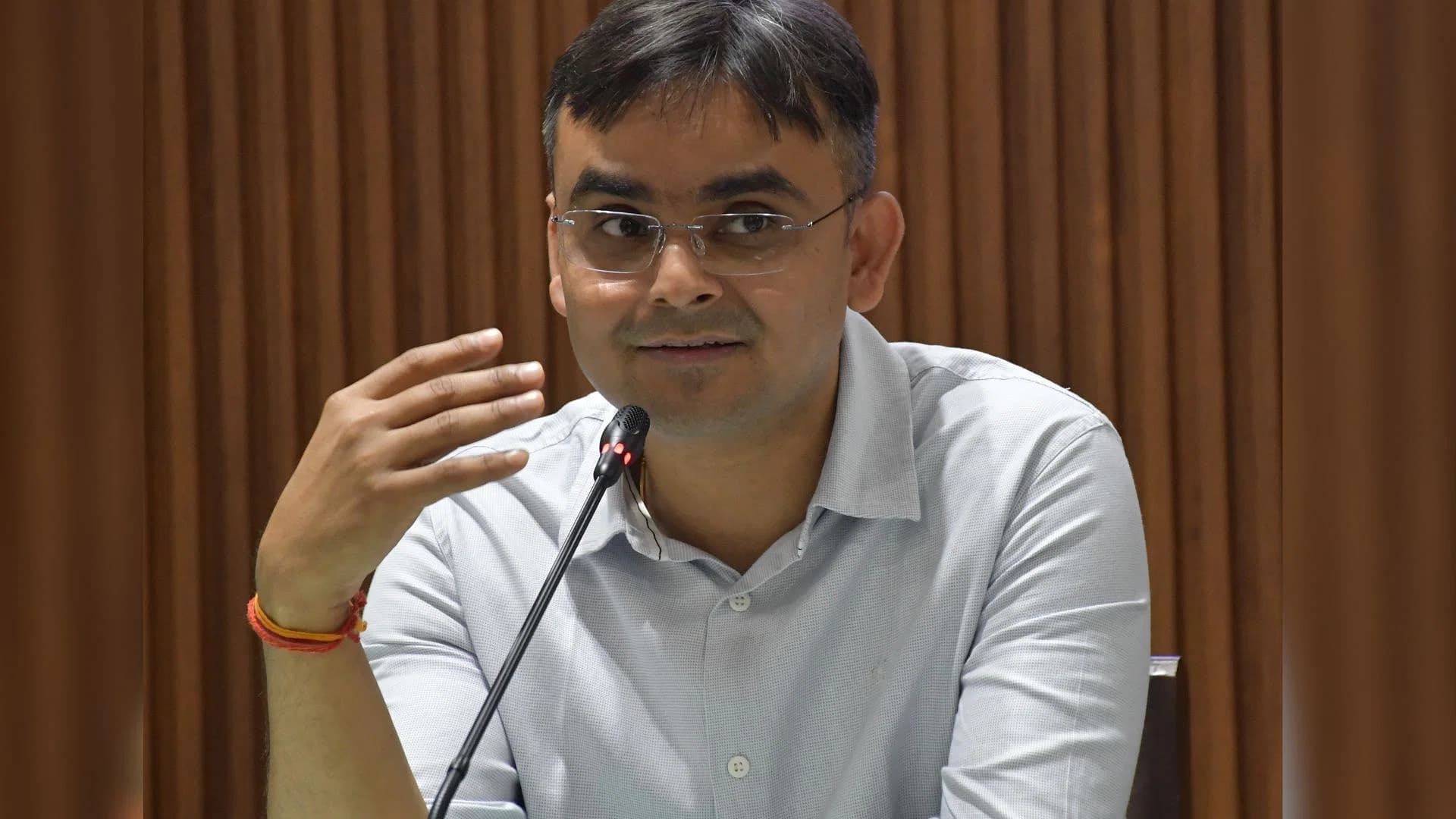 जिलाधिकारी ने जनता दर्शन में फरियादियों की समस्याओं को सुना
