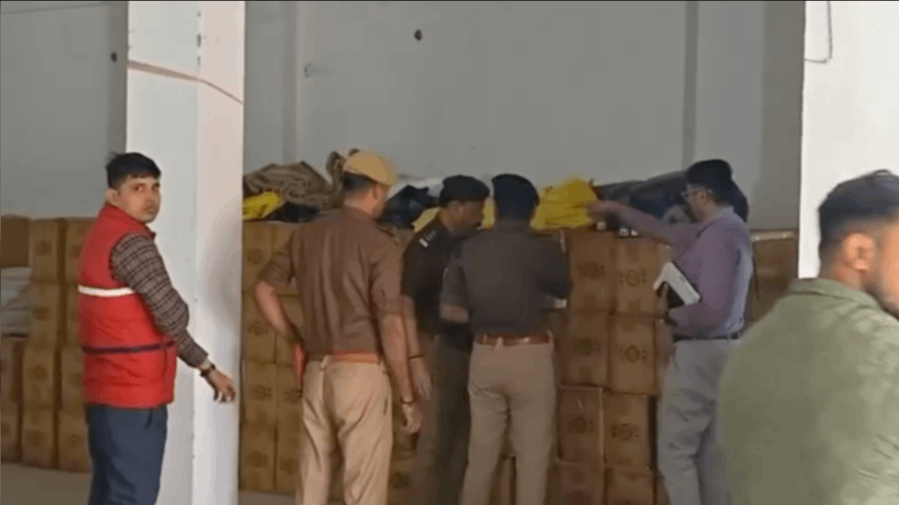 वाराणसी में जिम के नीचे बने गोदाम से दो करोड़ का प्रत‍िबंध‍ित कफ सीरप बरामद, जांच में जुटी पुल‍िस 