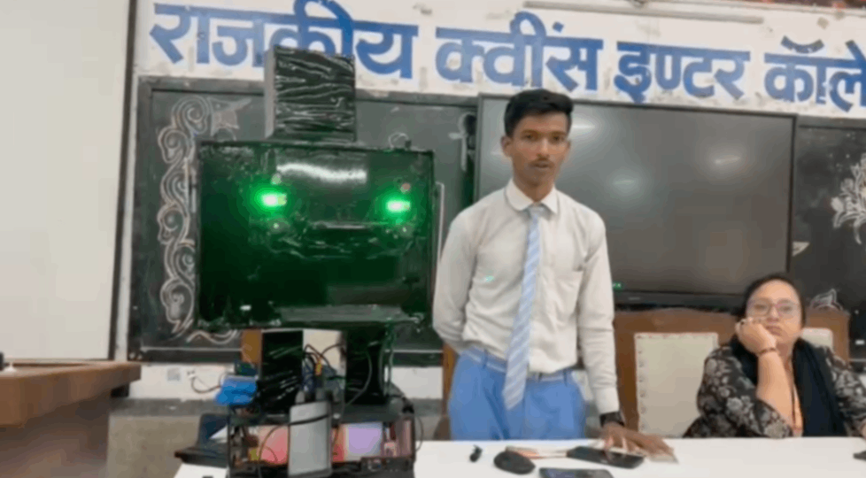 वाराणसी के छात्र ने तैयार किया अनोखा रोबोट, हादसों से करेगा आगाह, प्रदेश में मिला पहला स्‍थान