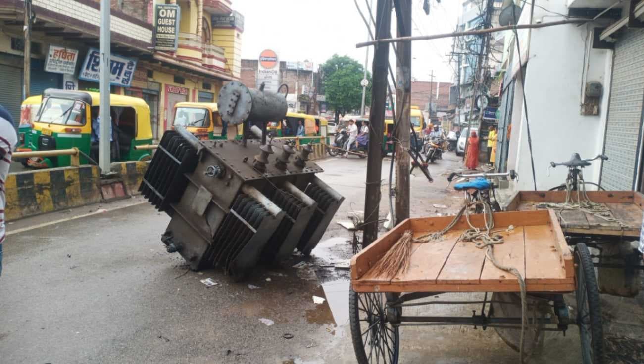बिजली विभाग की बड़ी लापरवाही, ट्रक में फंसा तार; सड़क पर गिरा ट्रांसफार्मर