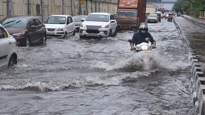 तेज बारिश से सड़कों पर डबाडब पानी, ढह गए मंदिर और दुकानें