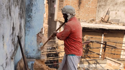 दालमंडी में बुलडोजर का प्रवेश, ध्‍वस्‍तीकरण जारी, गली में बैरिकेडिंग