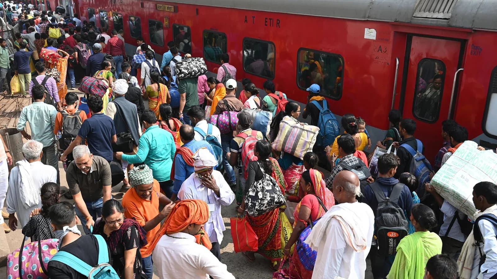 त्योहारों से पहले ट्रेनों में टिकटों की मारामारी, दीपावली पर फुल सीटें 