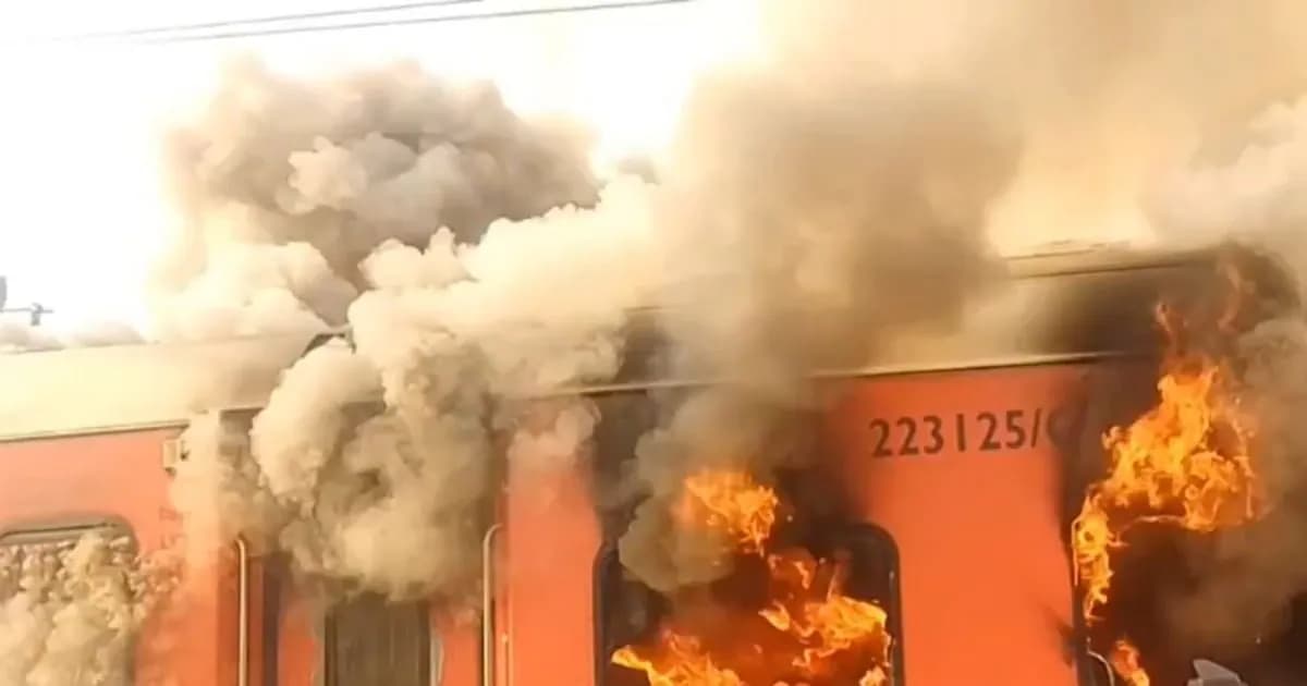 बिहार जा रही गरीब रथ एक्सप्रेस में लगी भीषण आग, यात्रियों में मची भगदड़