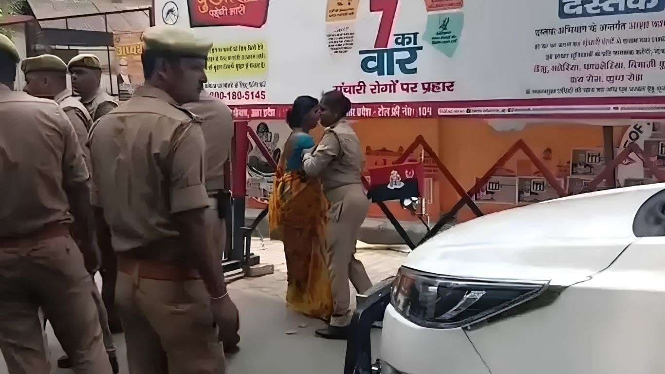 वाराणसी में थानेदार से नाराज महिला ने पुलिस कमिश्नर की गाड़ी रोकी, लगाई गुहार...