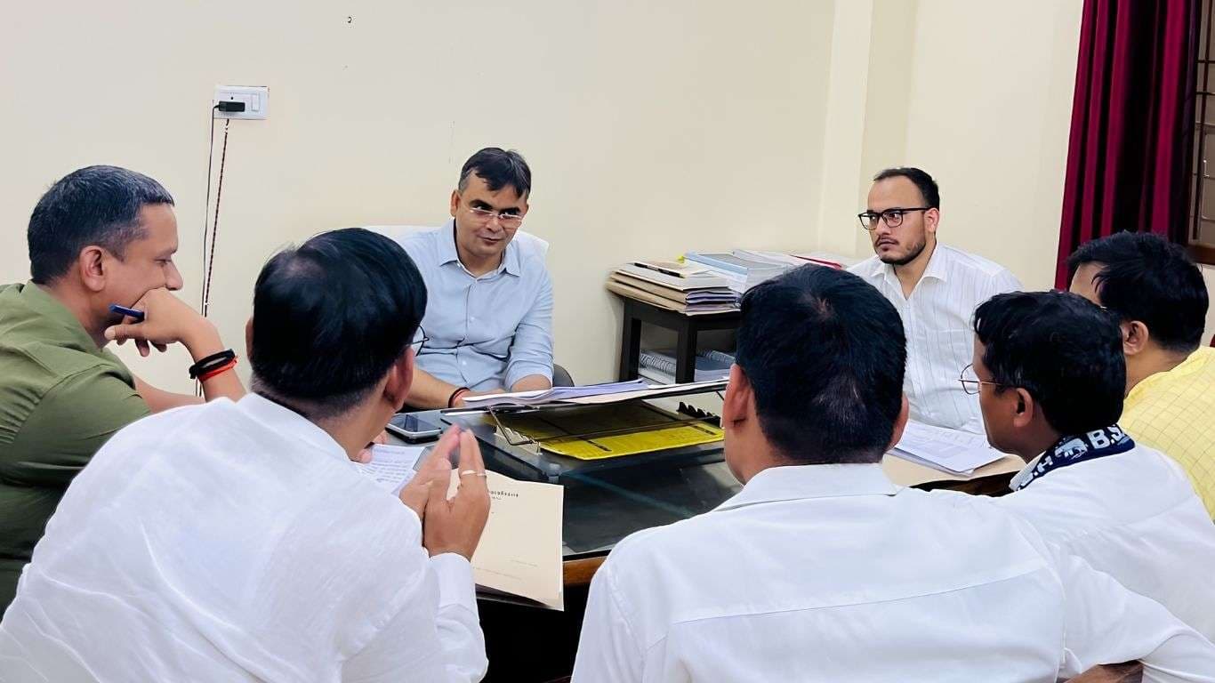 एक ही परिवार के मतदाताओं का न हो विभाजन, डीएम ने मतदेय स्थलों के संशोधन के संबंध में की बैठक...
