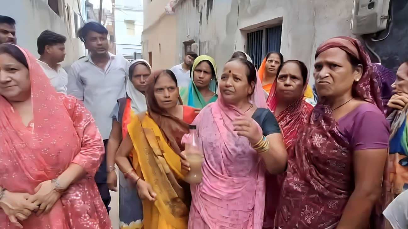 वाराणसी में जनसमस्‍या से परेशान महिलाओं ने किया गली जाम, लगाए लापरवाही के आरोप...