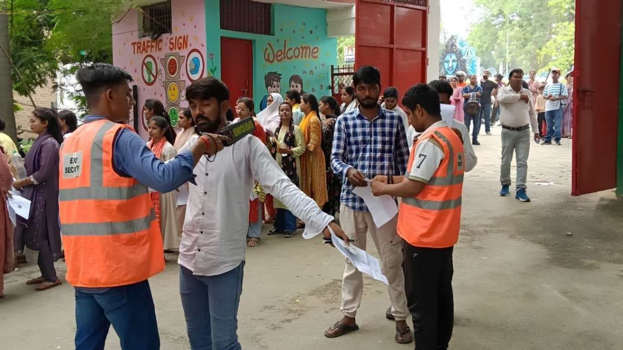 वाराणसी में यूपी टीईटी शुरू, केंद्रों पर भारी सुरक्षा संग अभ्‍यर्थ‍ियों की कड़ी जांच...