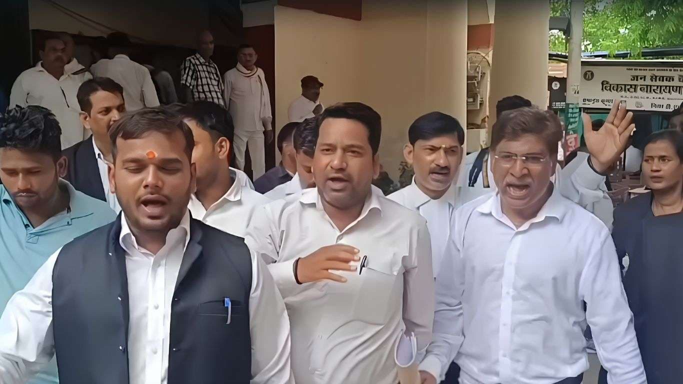 वकीलों ने की काशी विश्वनाथ मंदिर प्रबंधन के कर्मचारियों की आय सार्वजनिक करने की मांग...