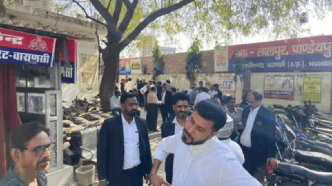वाराणसी में क्रिकेट मैच विवाद में वकीलों से मारपीट, थाने का किया घेराव