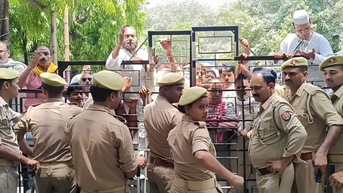 कांग्रेस ने एसआईटी पर उठाए सवाल, जिला मुख्‍यालय पर गेट बंद करने को लेकर हुआ हंगामा...