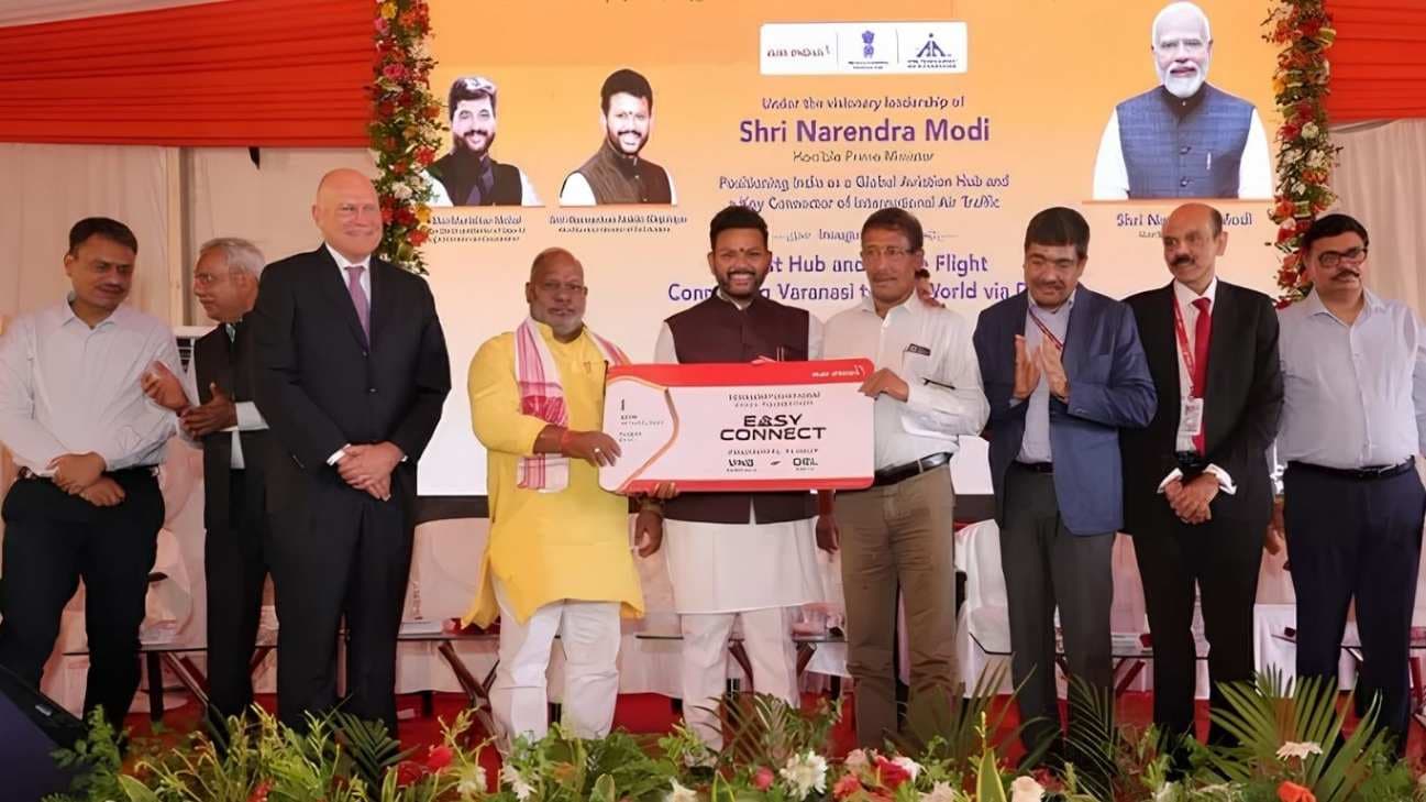 वाराणसी एयरपोर्ट पर 'हब एंड स्पोक' विमान सेवा की शुरुआत, मंत्री ने चार यात्रियों को दिए बोर्डिंग पास...